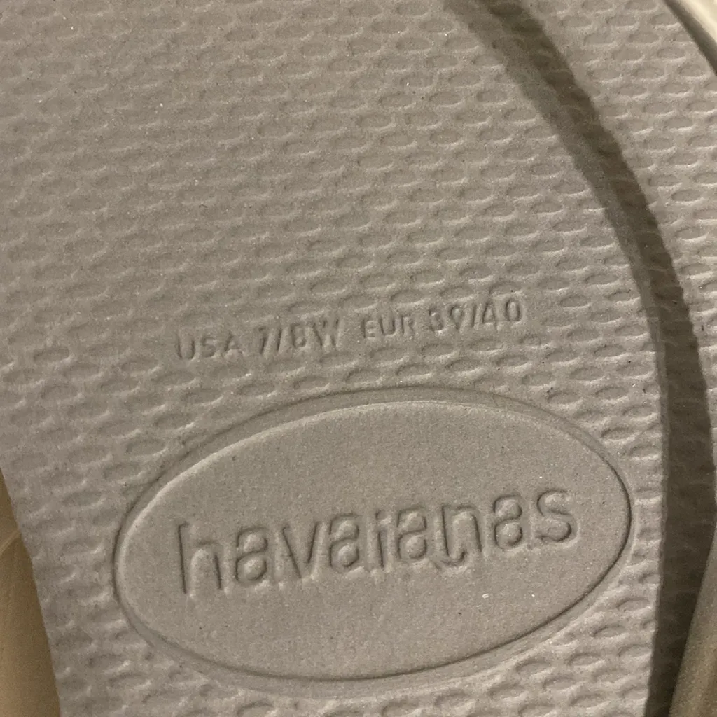 Havaianas Women's Slim Princesas Flip Flop
Size 7 or 8 New nwt sandals - Image 9