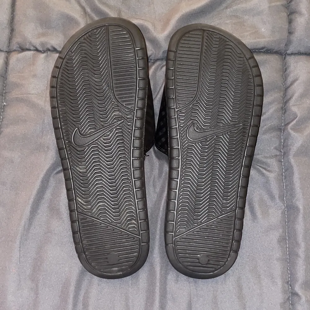 Women’s Nike slides - Image 4