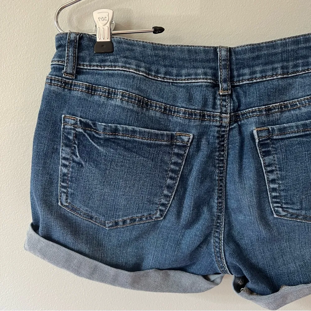 SO by Kohl's Shortie Style Medium Blue Wash Cuffed Leg Denim Jean Shorts Size 7 - Image 3