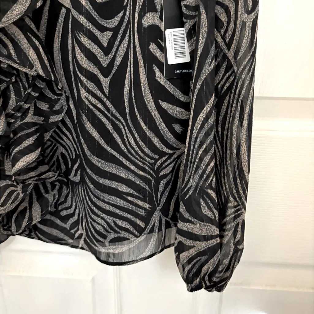 NWT!! Skies are Blue Printed Ruffle Detail Top in Black and Tan - Image 8