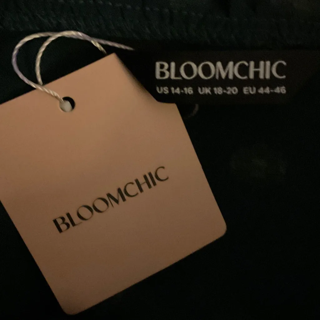 BloomChic Boho Dark Green /Dot Blouse. P2P 23.5” Length 27.5” SIZE 14/16. NWT - Image 5