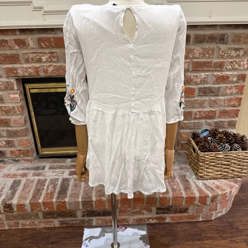 Forever 21 White Mini Dress with Floral Embroidery - Image 8