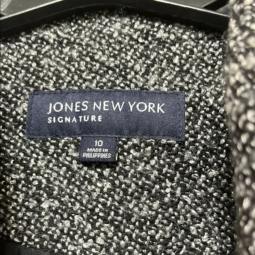 Black Blazer with Structured Tailored Style - Image 2