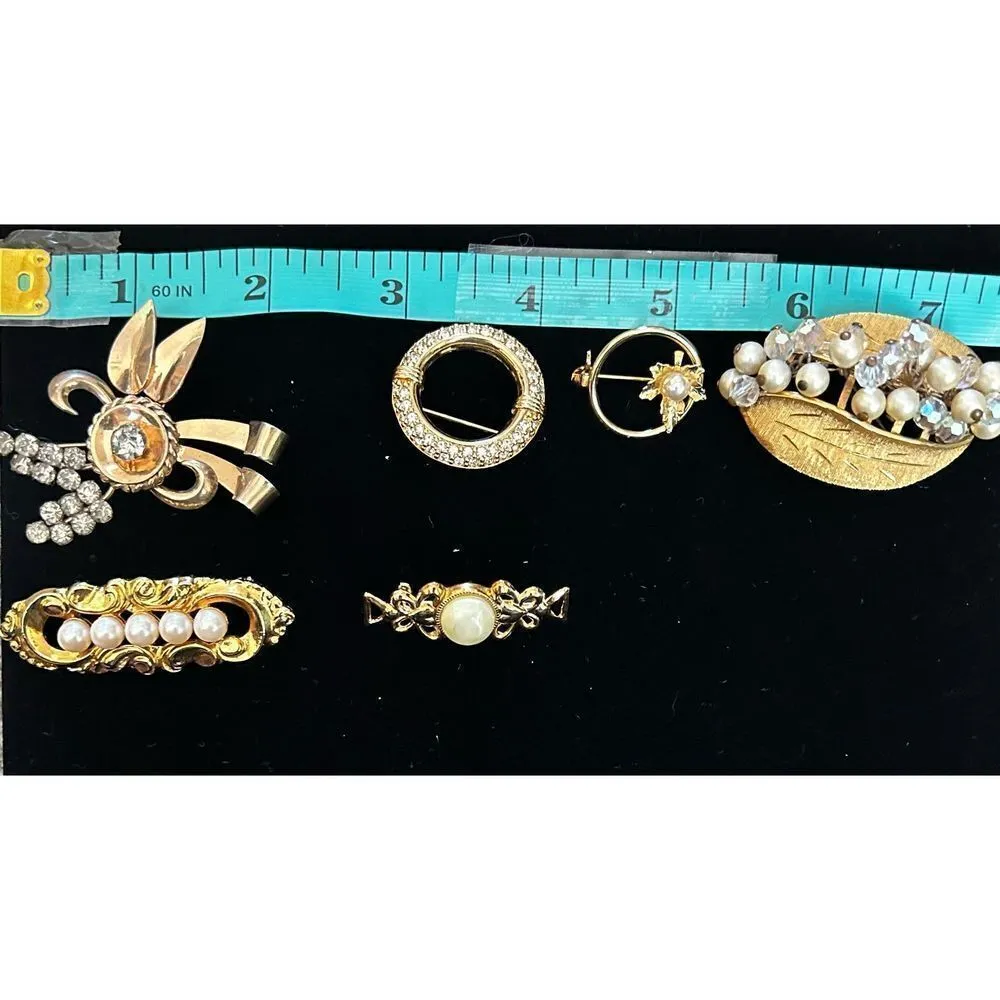 Brooch Jewelry LOT of 6 Pearl, Rhinestone, and gold toned brooches - Image 7