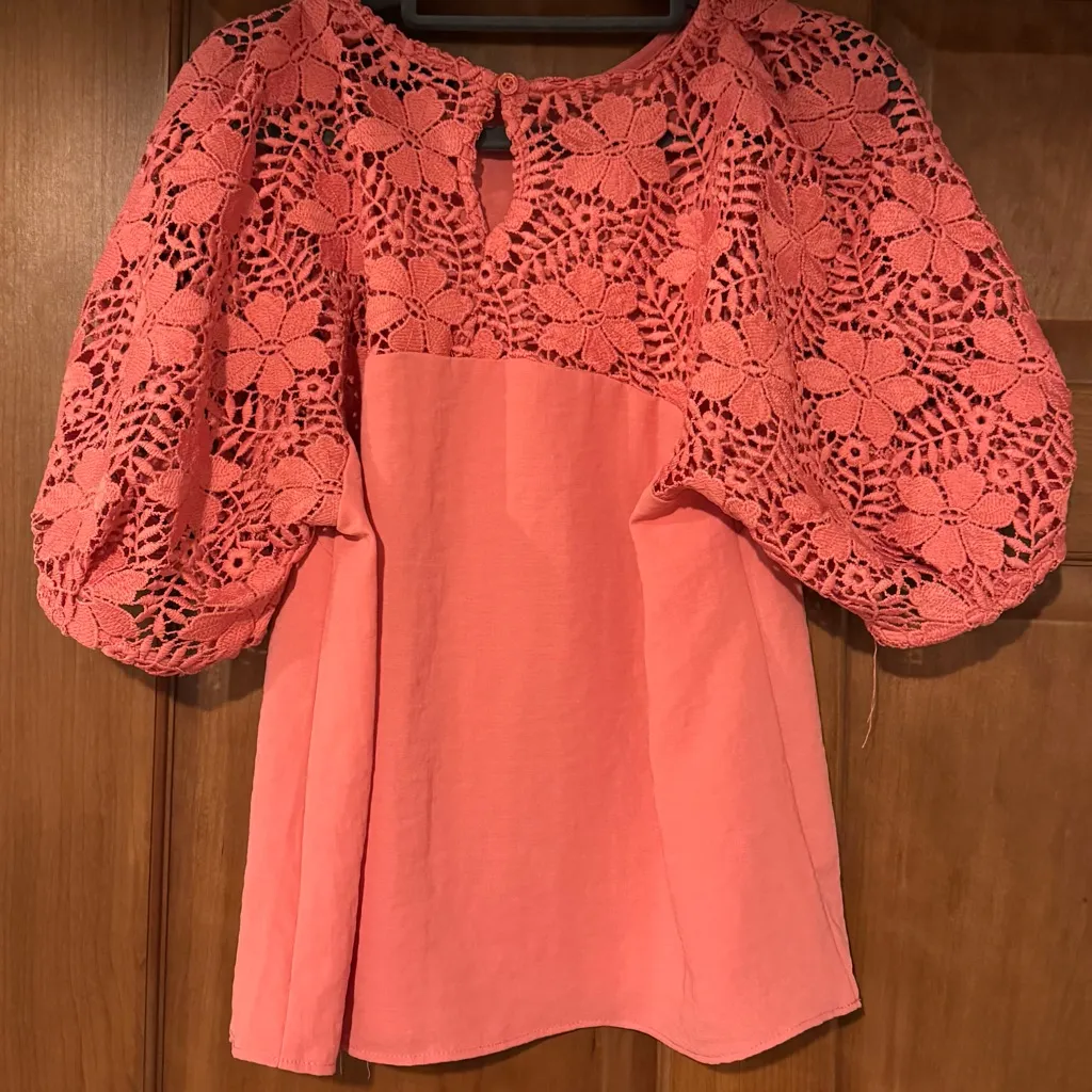 Andrew Marc New York Blouse Women’s Small Coral Eyelet Floral Puff Sleeve Top - Image 3