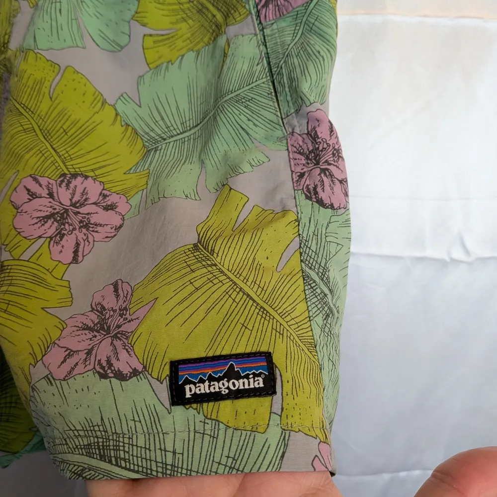 Patagonia Green and Pink Floral Shorts Size Small - Image 2