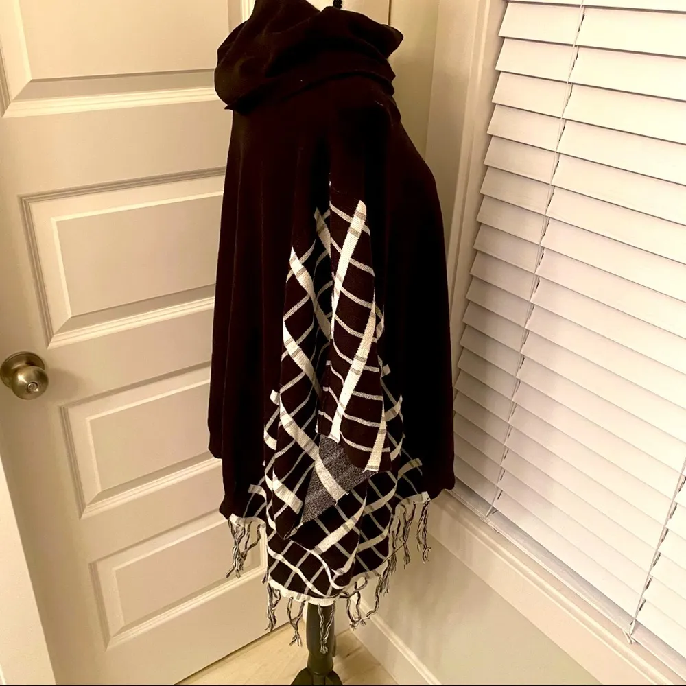 Lee|| Black and white print cowl neck sweater with tassels along the bottom - Image 4