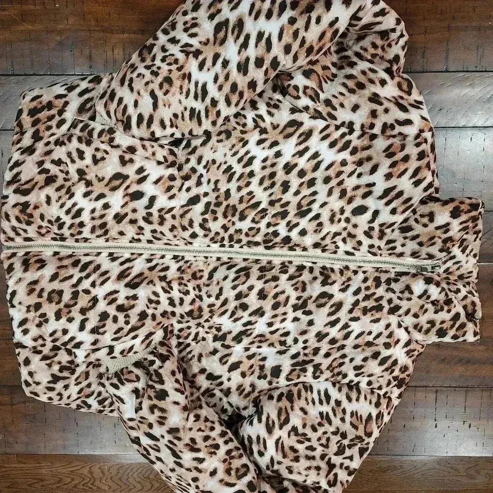 GB women's puffer jacket leopard print size M NWT - Image 5