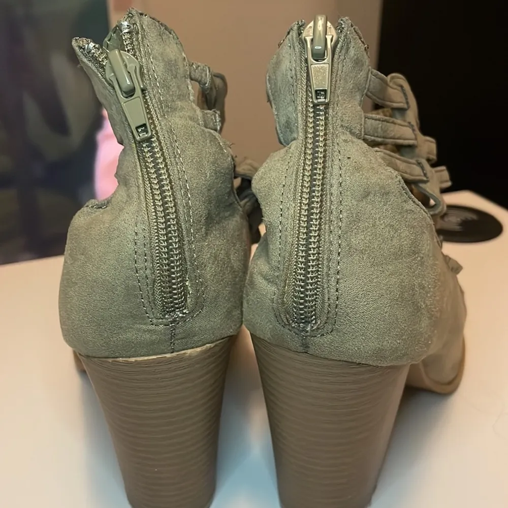 Major sale $16 was $29 Guess Marciano platform heels taupe green caged s… - Image 12