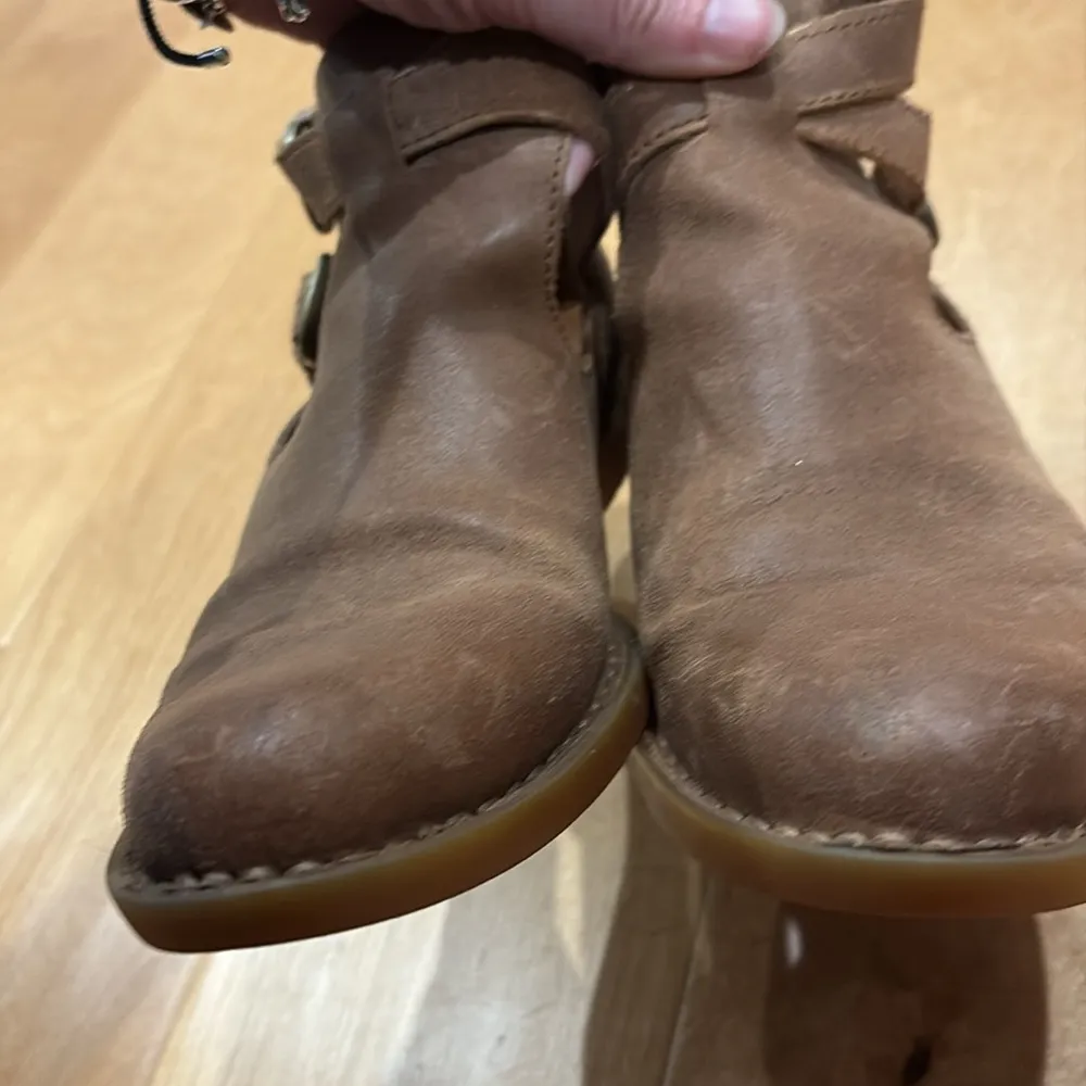 Born Kamilla distressed brown leather ankle boots booties with buckles sz 7 - Image 5