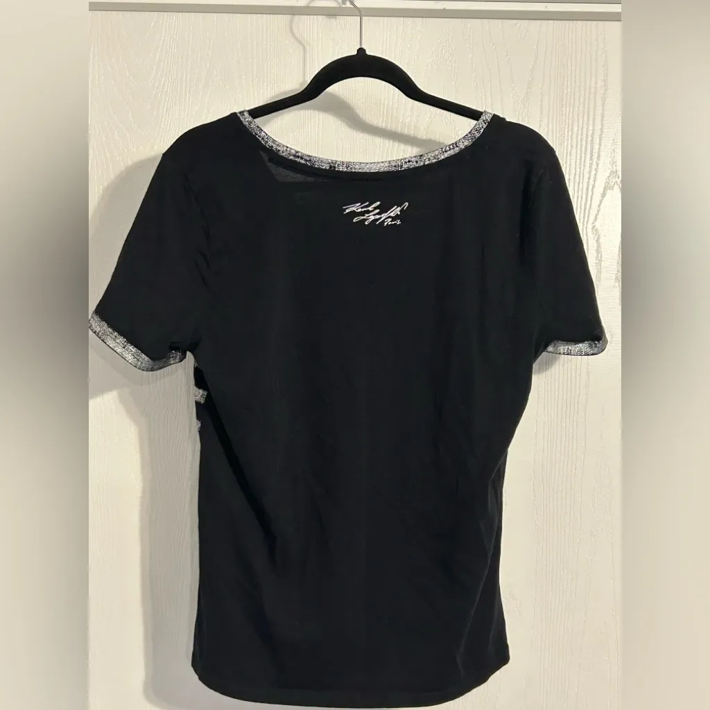 KARL LAGERFELD FOIL-STRIPED V-NECK TOP IN BLACK/SILVER med - Image 6