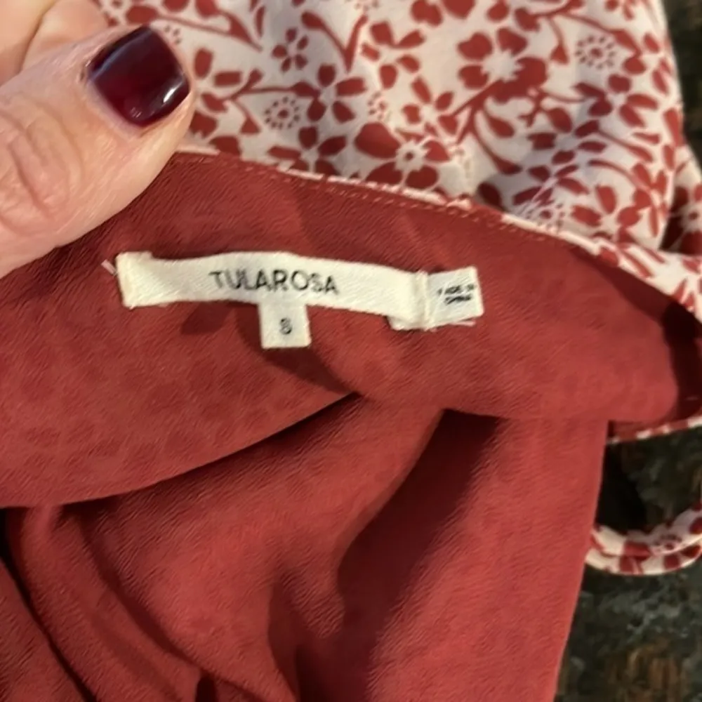 Tularosa syrah cold shoulder floral top - Image 5