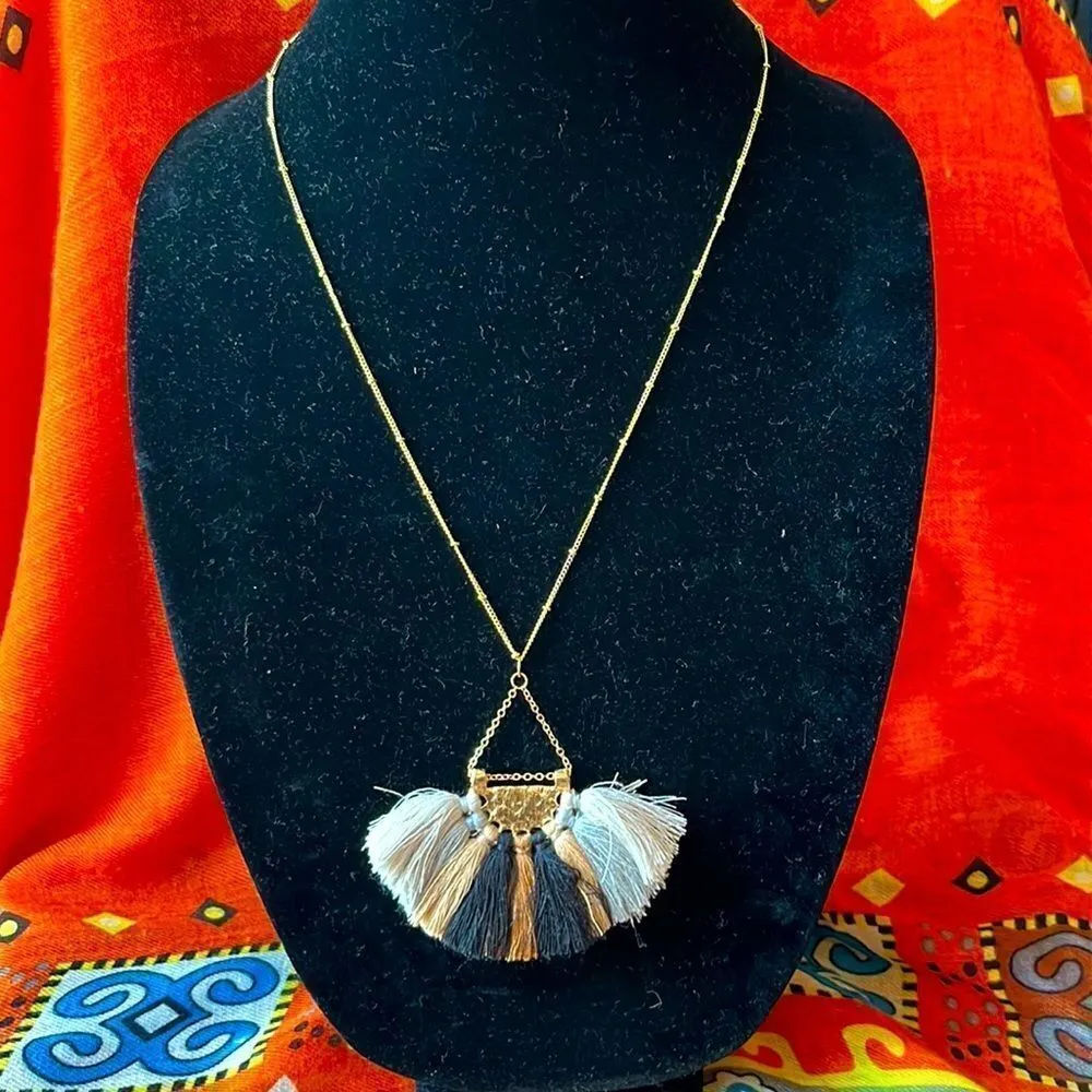 20” Boho Gold Tone Necklace w/ Earth Tone Pendant & Taupe Earrings - Image 3