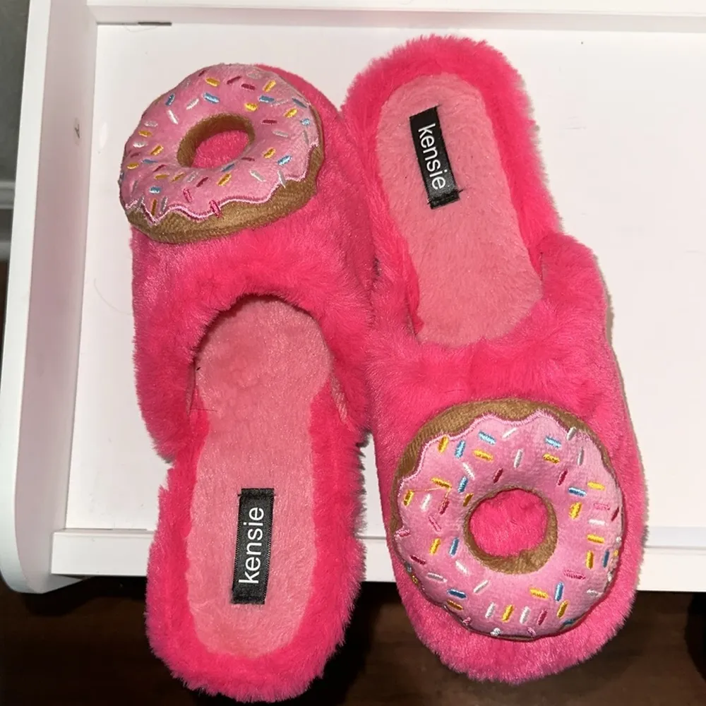 Kensie Donut Slippers - New without tags - Image 3