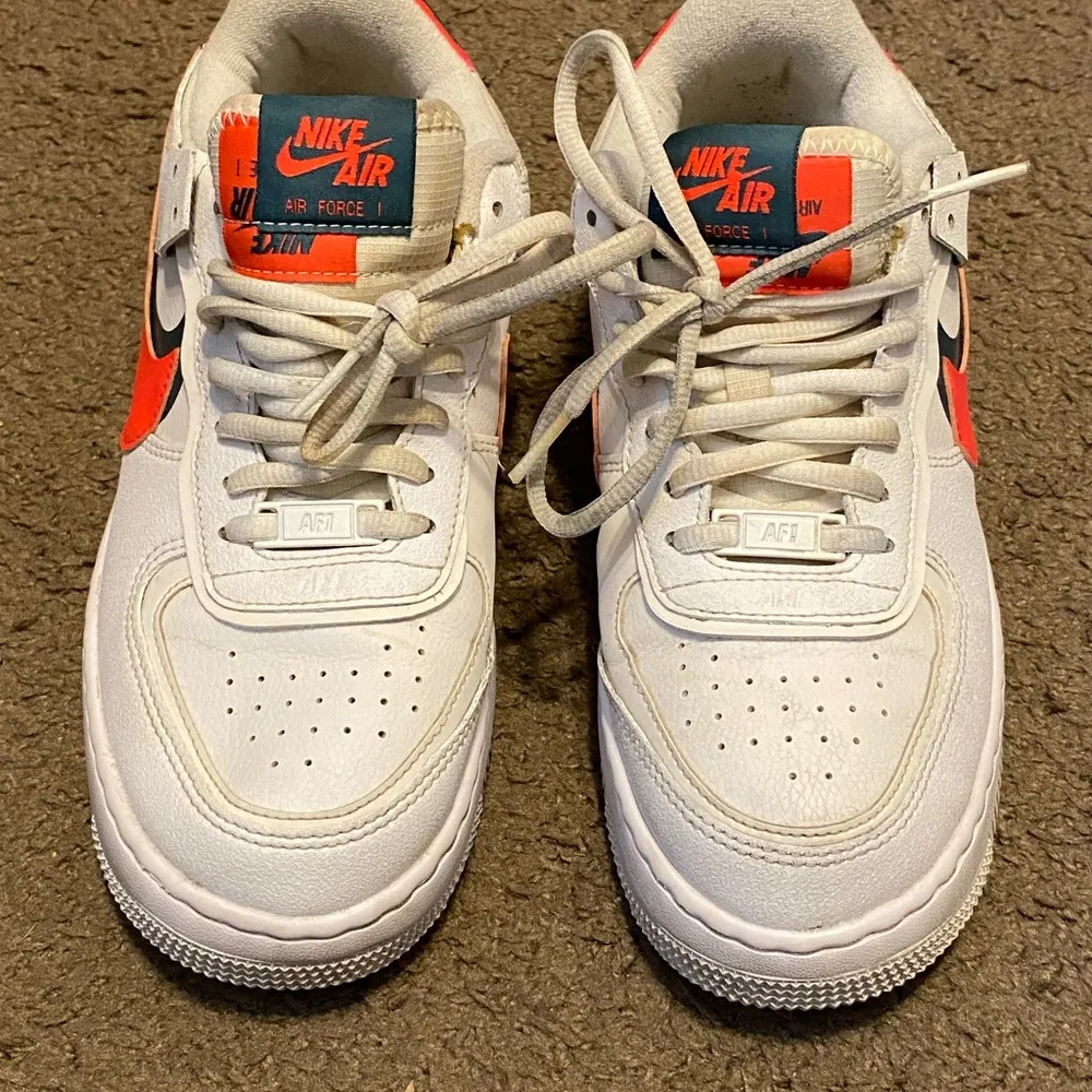 Air Force 1 Shadow Basketball Shoes Womens 7.5 White Solar Red DB3902-100 - Image 3