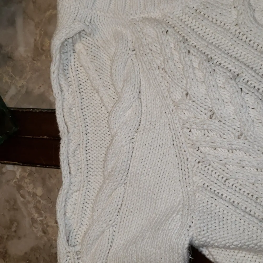 Loft cold shoulder sweater (#564) - Image 4