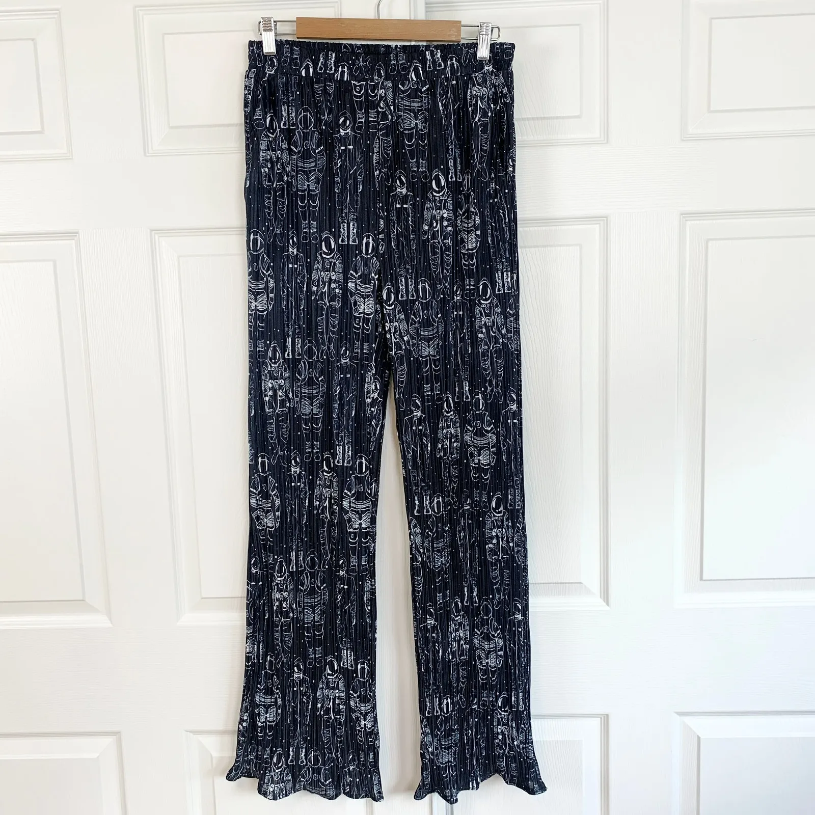 Dressed in LALA High Rise Interstellar Astronaut Wide Leg Plisse Pant Medium Black - Image 4