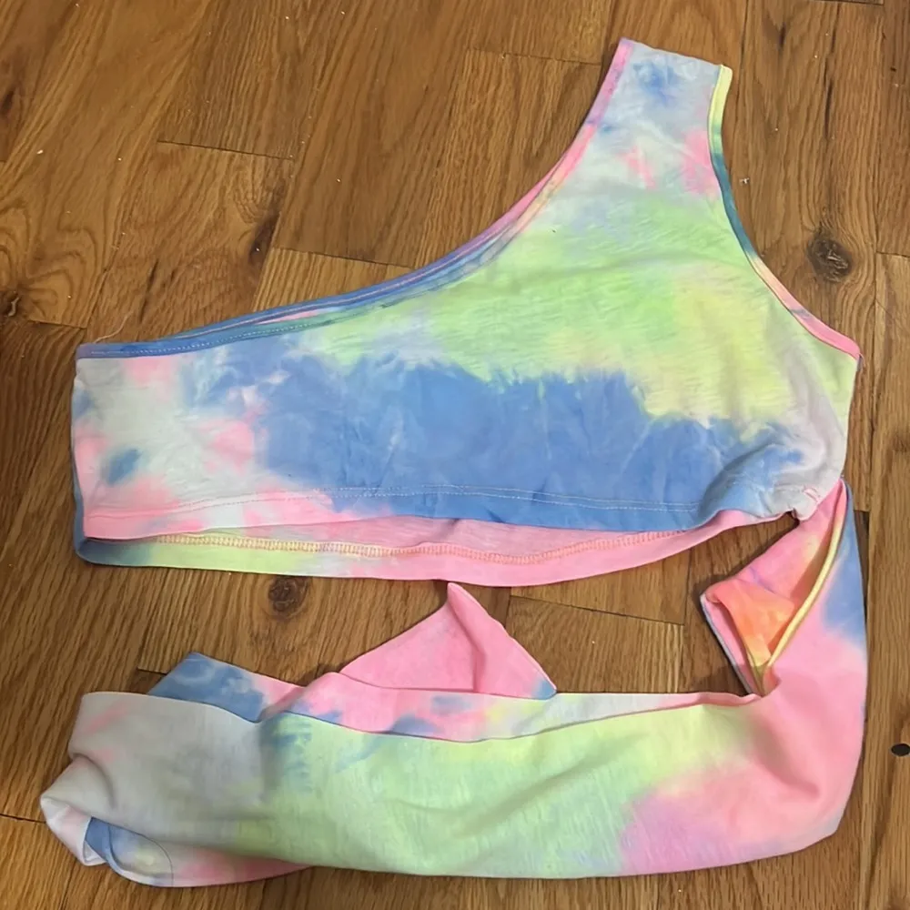 One shoulder tie dye crop top with wrap around tie - Image 2