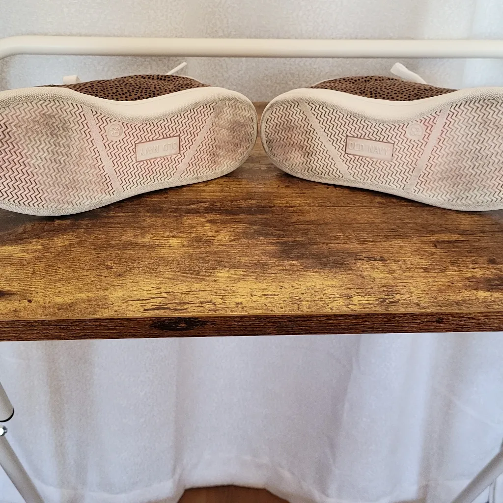 Old Navy Soft-Brushed Faux-Suede Sneakers For Women - Image 6