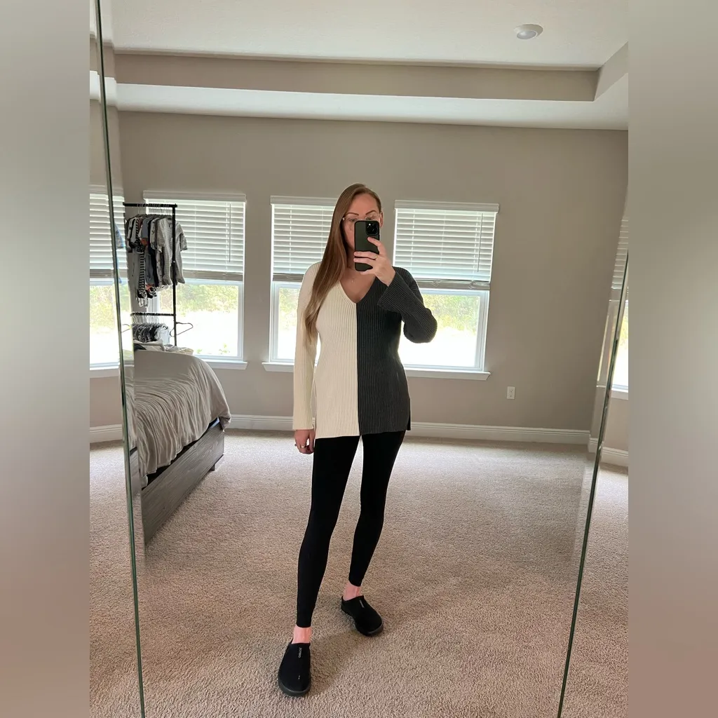 Abercrombie & Fitch Black and Cream V-Neck Sweater - Image 5