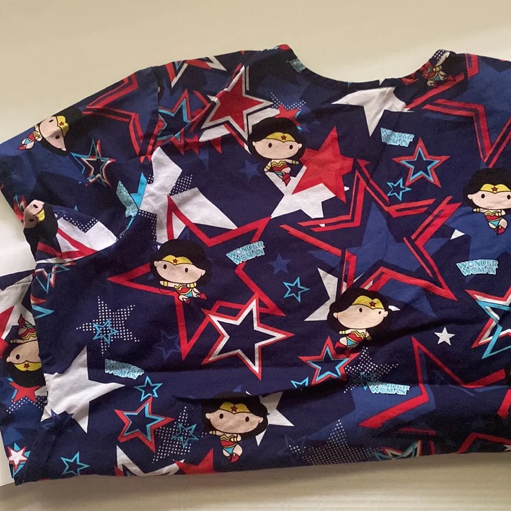 DC Comics Wonder Woman cartoon print women’s scrub top, size 2XL - Image 6