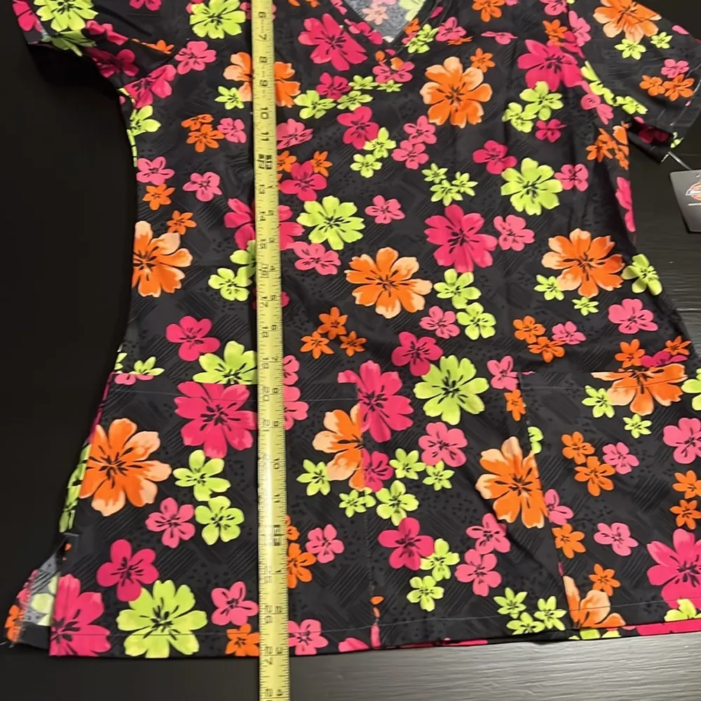 Dickies scrub top - Image 4