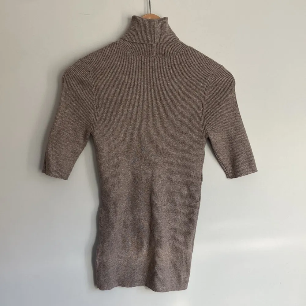 Express|Tan Ribbed Knit Short Sleeve Turtleneck sz M - Image 4