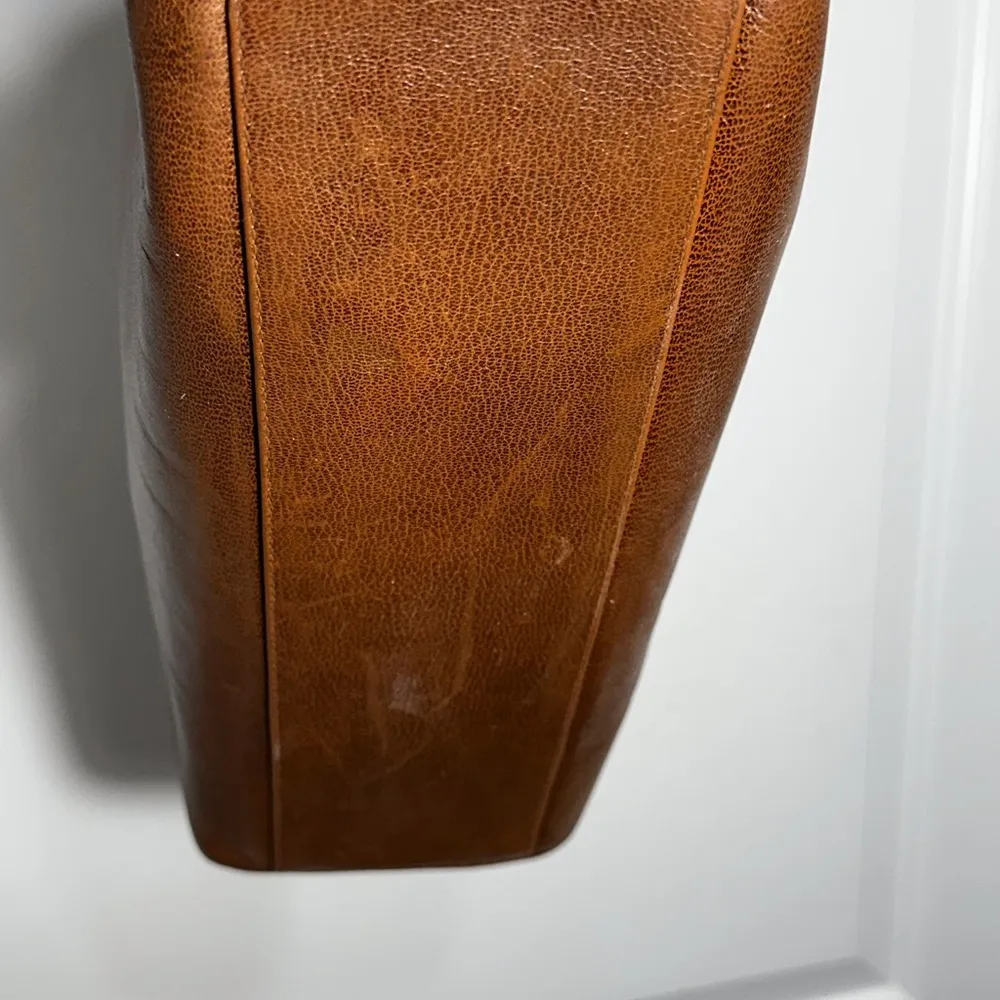 Salvatore Ferragamo Brown Leather Shoulder Bag with Gold Accent - Image 3