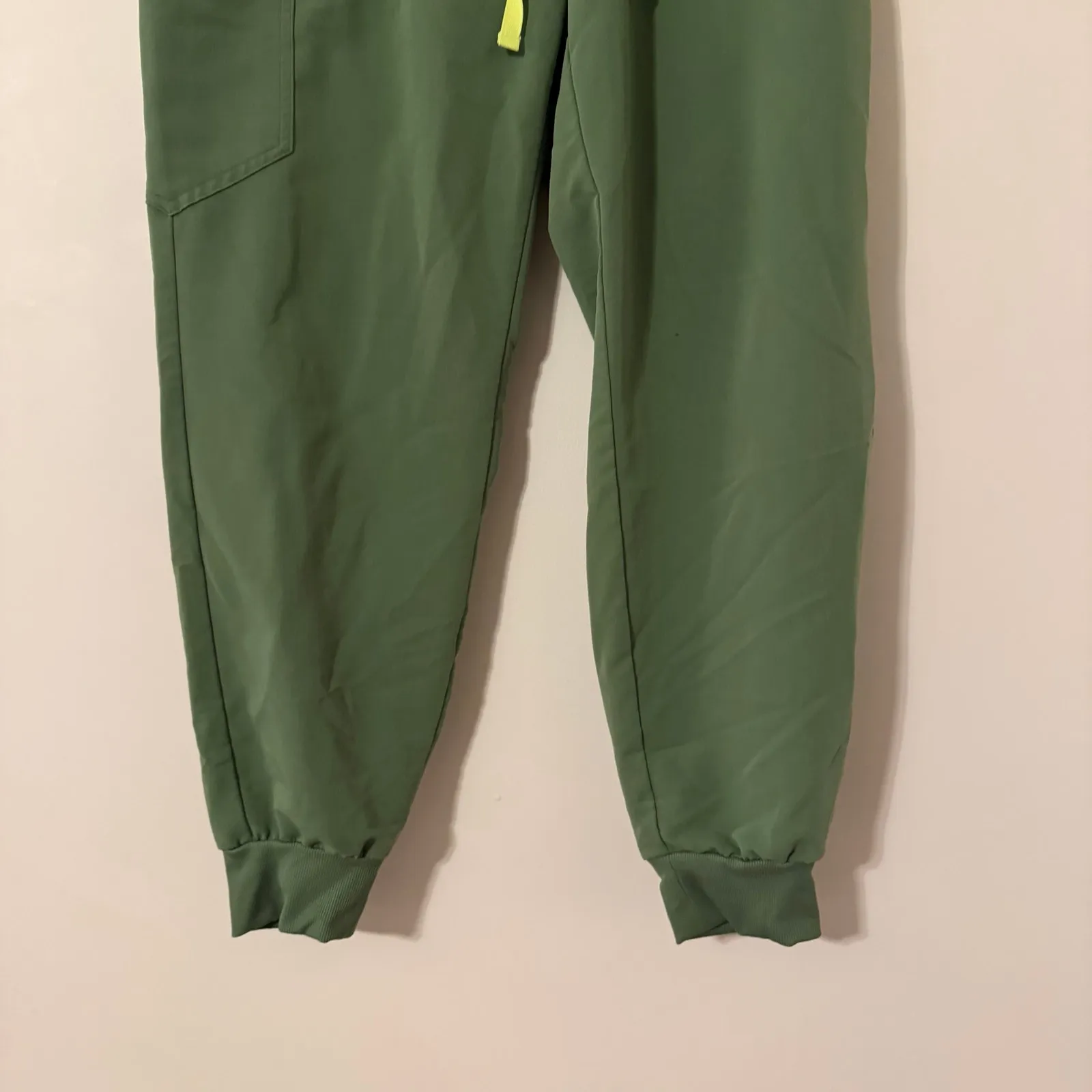 Figs Zamora Jogger Scrub Pants & Catarina One Pocket Scrub Top Set Green Sz Lg - Image 9