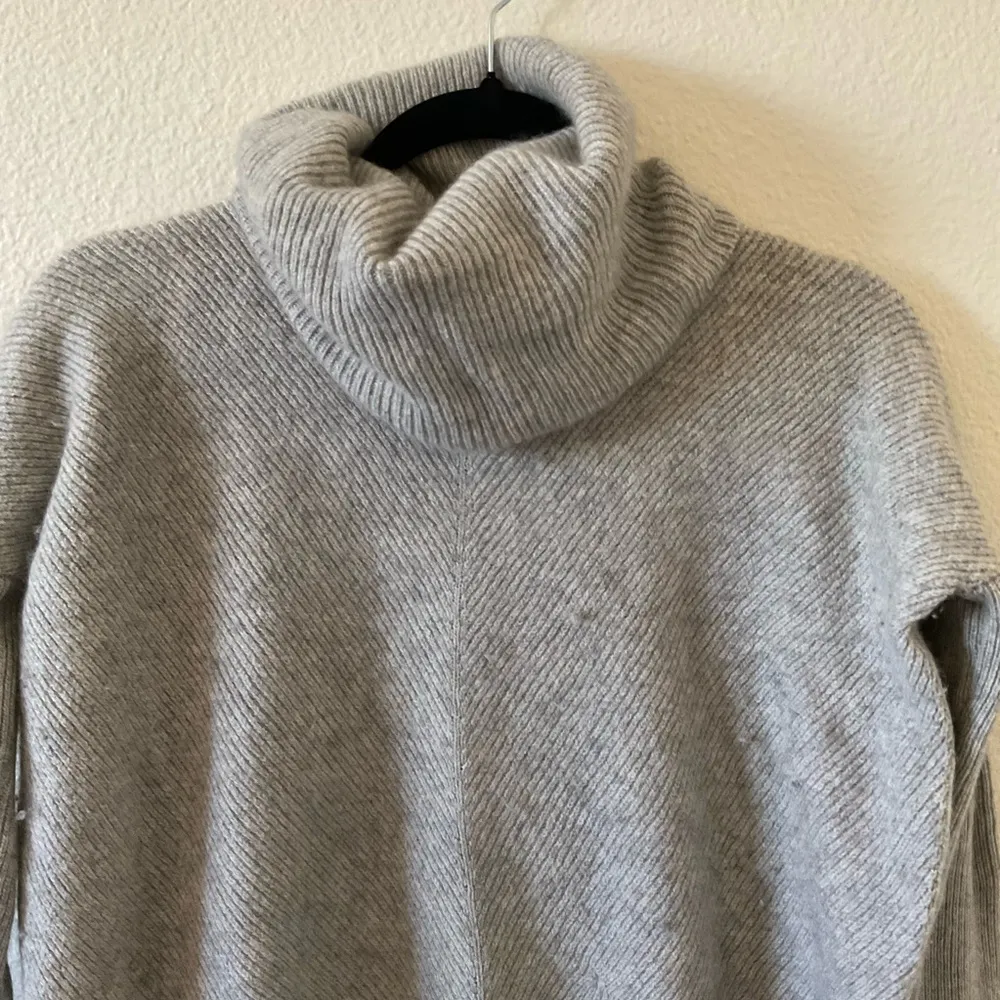 Vince. Cashmere & Wool Blend Ribbed Tunic Turtleneck Sweater Light Gray XS - Image 3