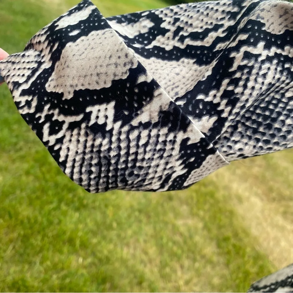 🌹HP🌹Focus 2000 Black & Gray Snake Print Petite Blazer Size 6P - Image 11