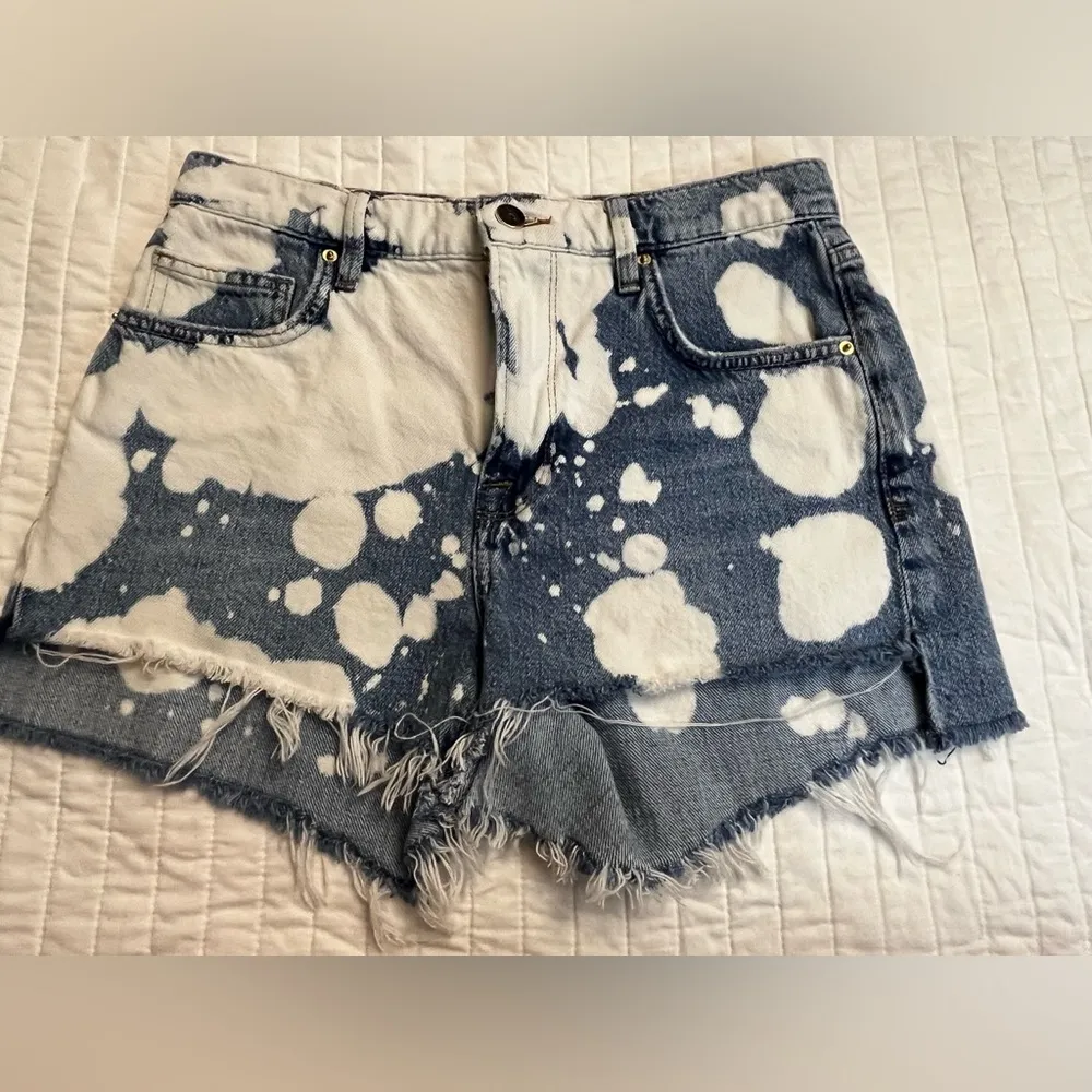 Frame Le Ultra Raw-Edge Bleached Denim Shorts - Image 5