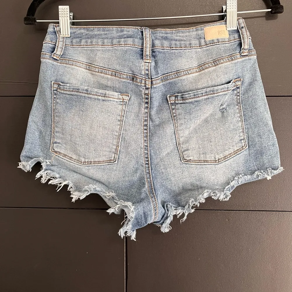 RSQ Vintage Hi-Rise Distressed Denim Button Fly Jean Shorts Women’s Sz 3/26 EUC - Image 3