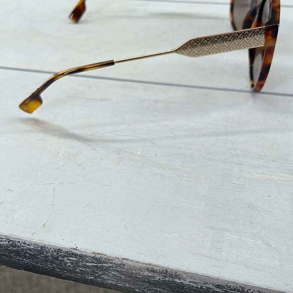 Burberry Sunglasses Womans Tortoise Frames Black and‎ Brown Rectangular Frames W - Image 4