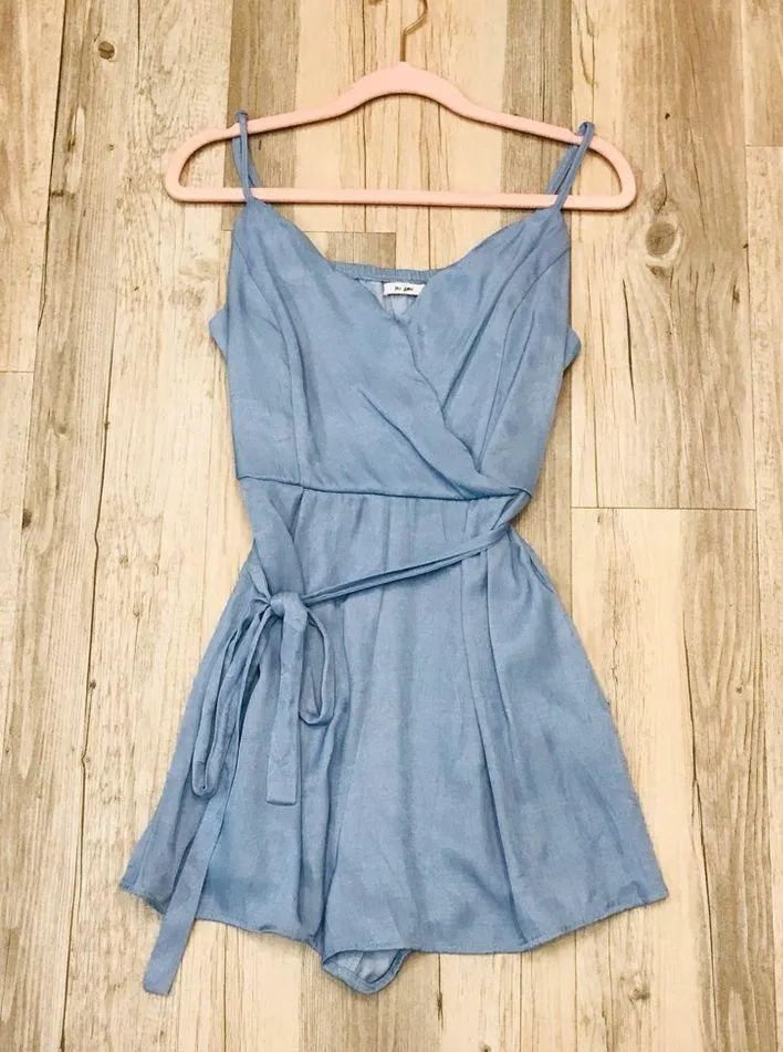 Francesca’s Boutique Danielle Scalloped Chambray blue Romper sz small - Image 8
