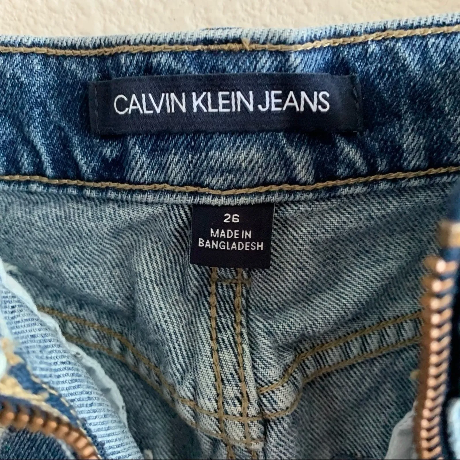 Calvin Klein Jeans Distressed Zip-Front High-Rise Denim Skirt Exposed Zip 26 - Image 4