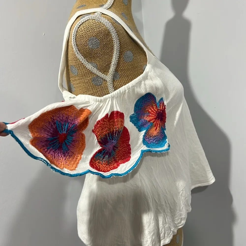 NWOT- CHLOE OLIVER Embroidered Top in small - Image 3