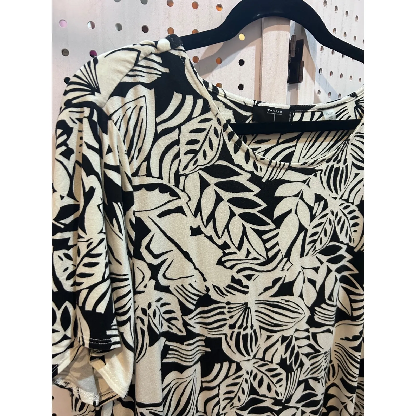 Tahari Woman 1X Tunic Top Black Beige Floral Leaf‎ Print Short Sleeve - Image 3