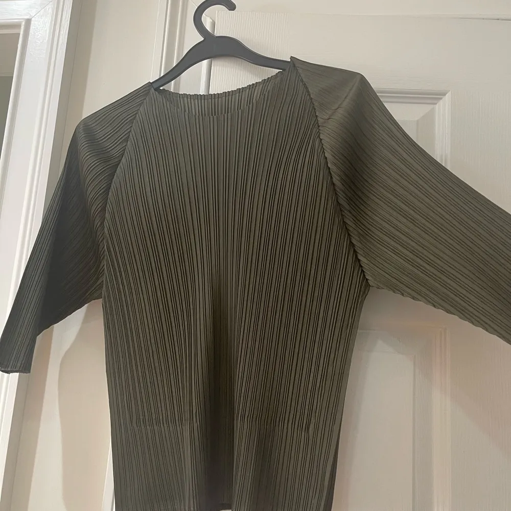 Dark Olive Pleated Inspired Top Green Size 6 - Image 2