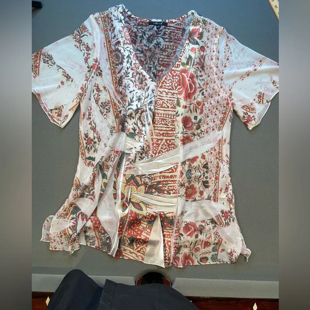 All over print V neck blouse, 2X, short sleeve, great texture, split side seams - Image 9