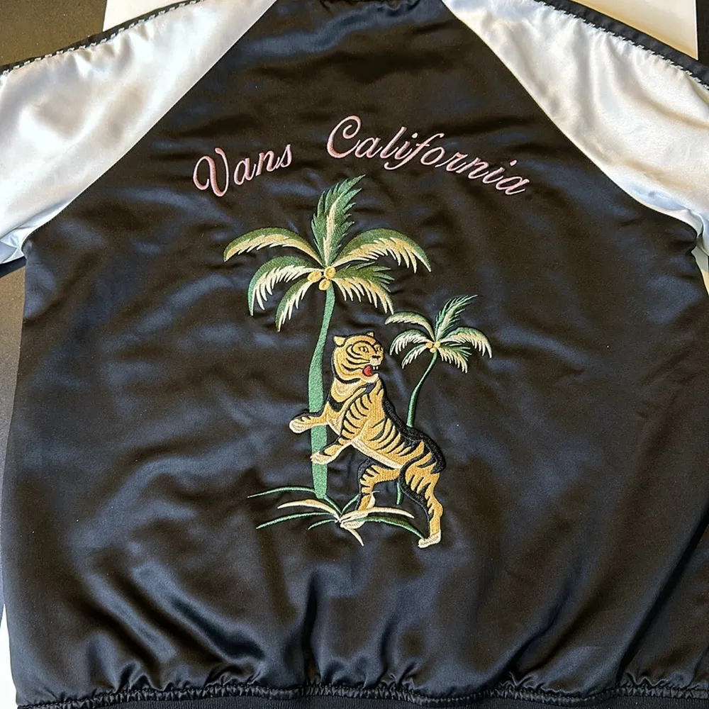 Souvenir Satin Embroidered Jacket with Tigers and Palm Trees Black Size M - Image 15