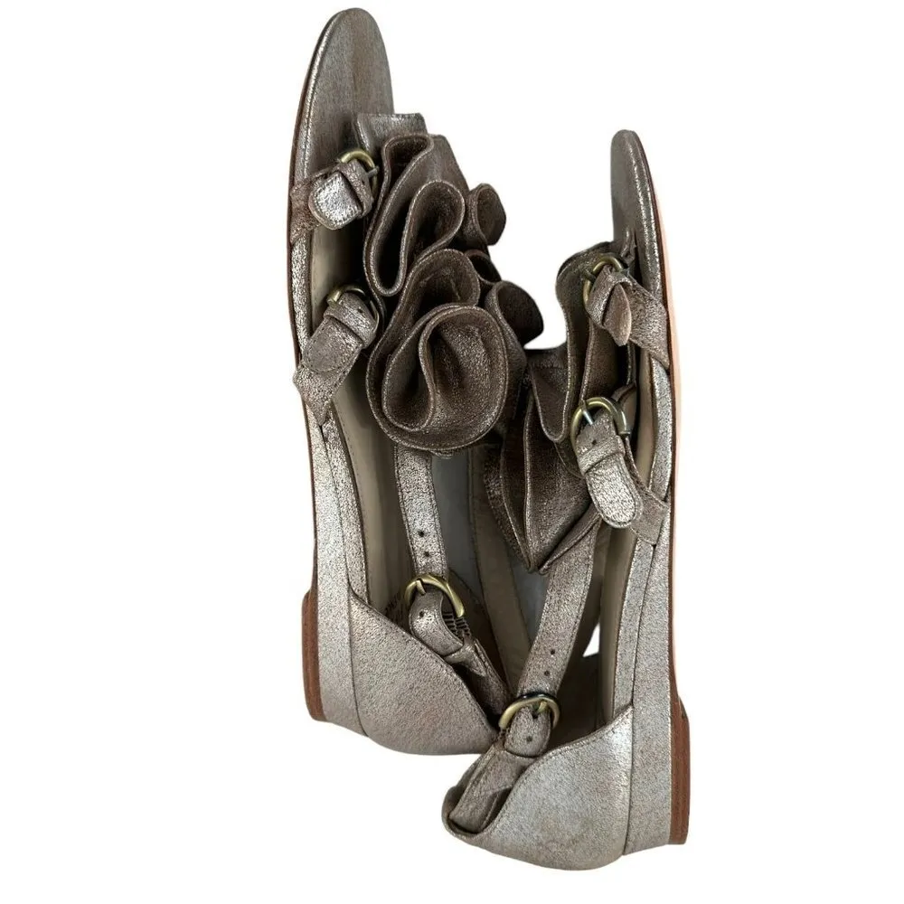 NEW Saks Fifth Avenue Metallic Silver Leather Rosette Flat Sandal Size 8.5 M - Image 4