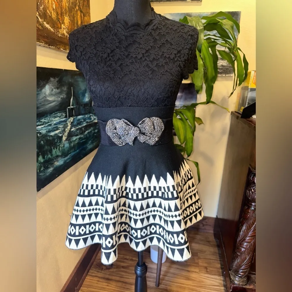EUC Connection 18 Womens Black White Knit Capelet Aztec Geometric Print Sz S - Image 5