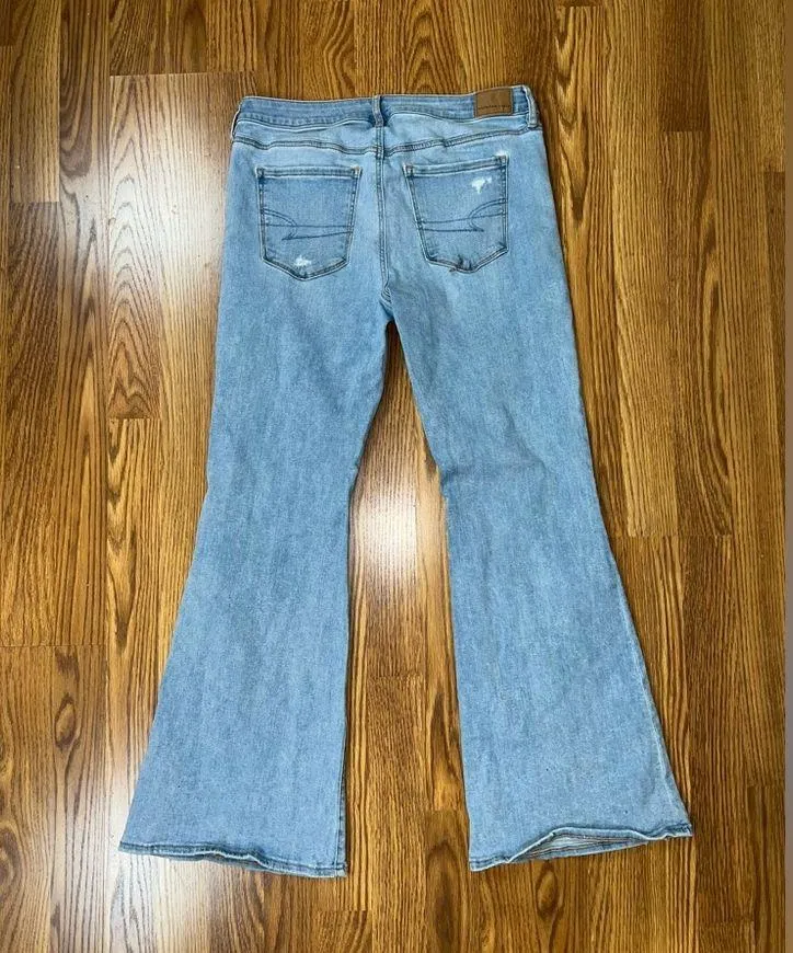 Adorable American Eagle Low Rise Flare Jeans! - Image 4