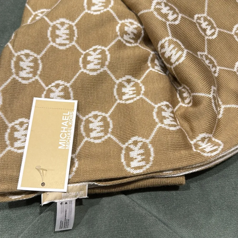 Scarf and Hat Set - Beige with MK Logo - Image 4