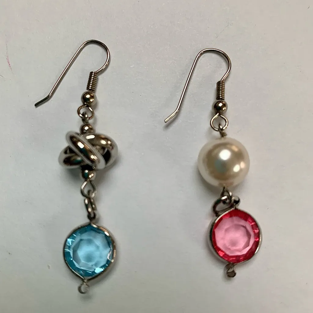 Lot of 7 pairs of assorted silvertone pierced earrings beaded, jeweled and more Silver - Image 12