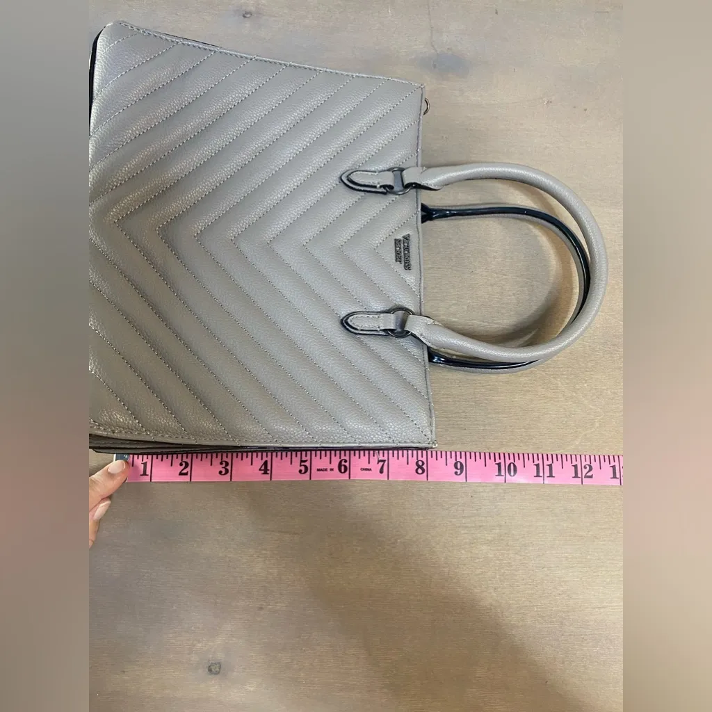 Victorias Secret pebbled V‎ quilted handbag, satchel, purse expandable, gray - Image 13