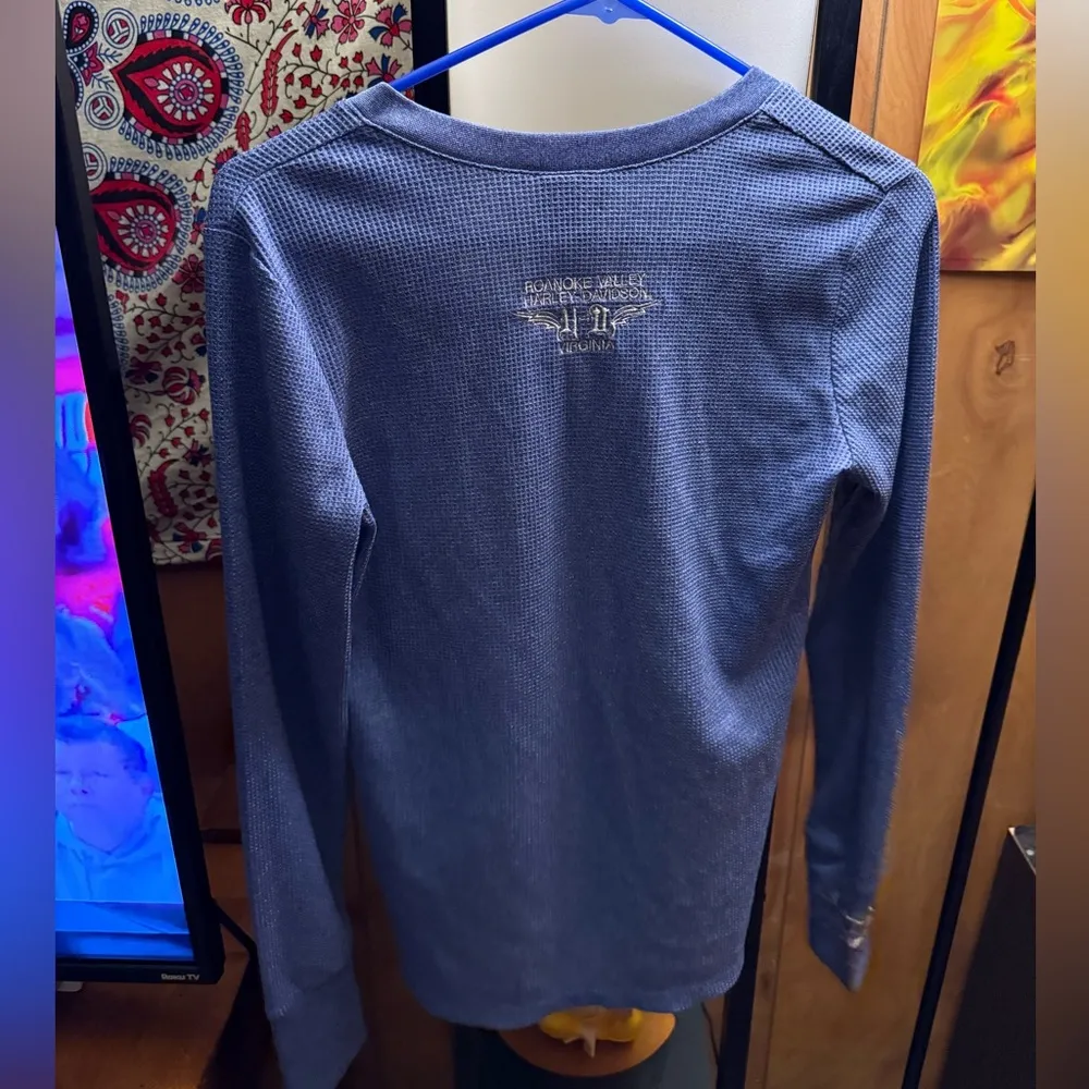 Harley-Davidson Women's Blue Logo Embroidered Waffle Knit Henley Tee Size Medium - Image 3