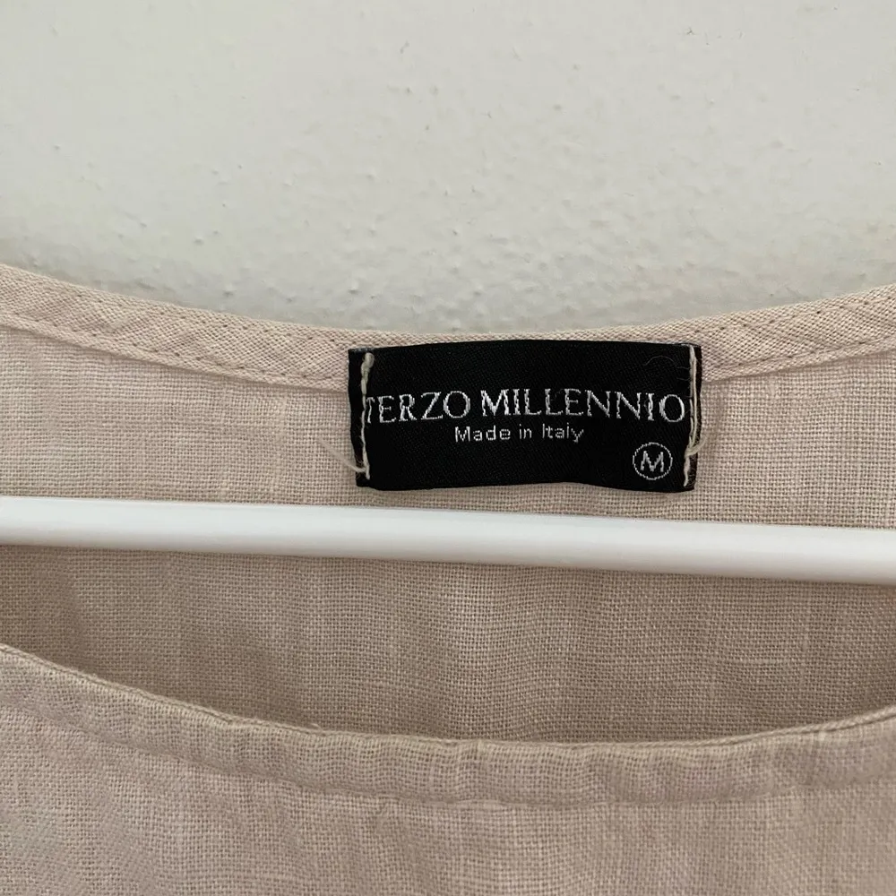 Terzo Millennio Made in Italy Beige Linen Button Back Blouse Size Medium Tan - Image 3