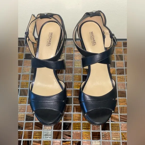 Michael kors Gabriella wedge. Good condition. Beautiful!
Size 8.5 - Image 2